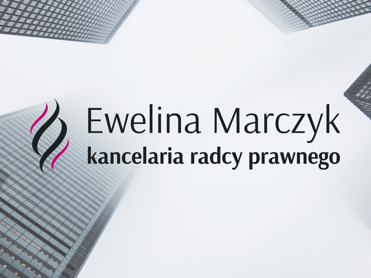 Logo kancelarii radcy prawnego Ewelina Marczyk na tle miejskiej zabudowy, budynki z szarego szkła skierowane w górę, widok z dołu, mglista atmosfera.