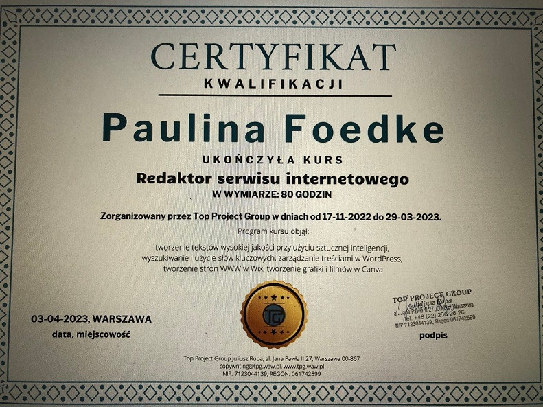 Certyfikat kwalifikacji ukończenia kursu redaktora serwisu internetowego przez Paulinę Foedke, obejmujący tworzenie tekstów z użyciem AI, wyszukiwanie słów kluczowych, zarządzanie treściami...