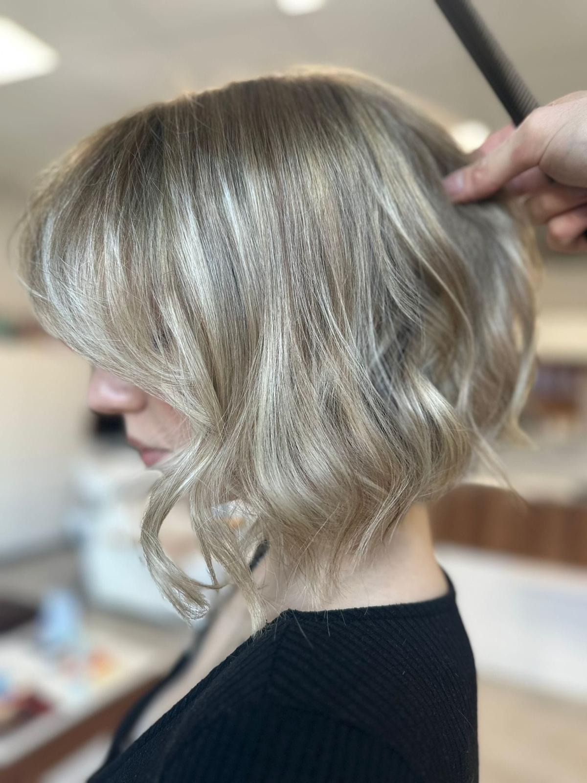 Blond włosy, bob z falami, czesane grzebieniem, widok z profilu, świeżo po koloryzacji z refleksami.