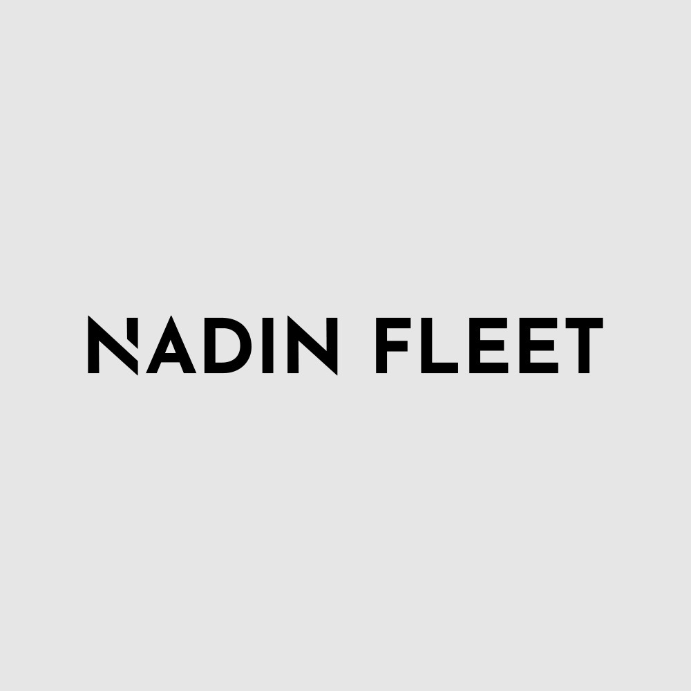 Czarny napis 'Nadin Fleet' na jasnoszarym tle, logo firmy.