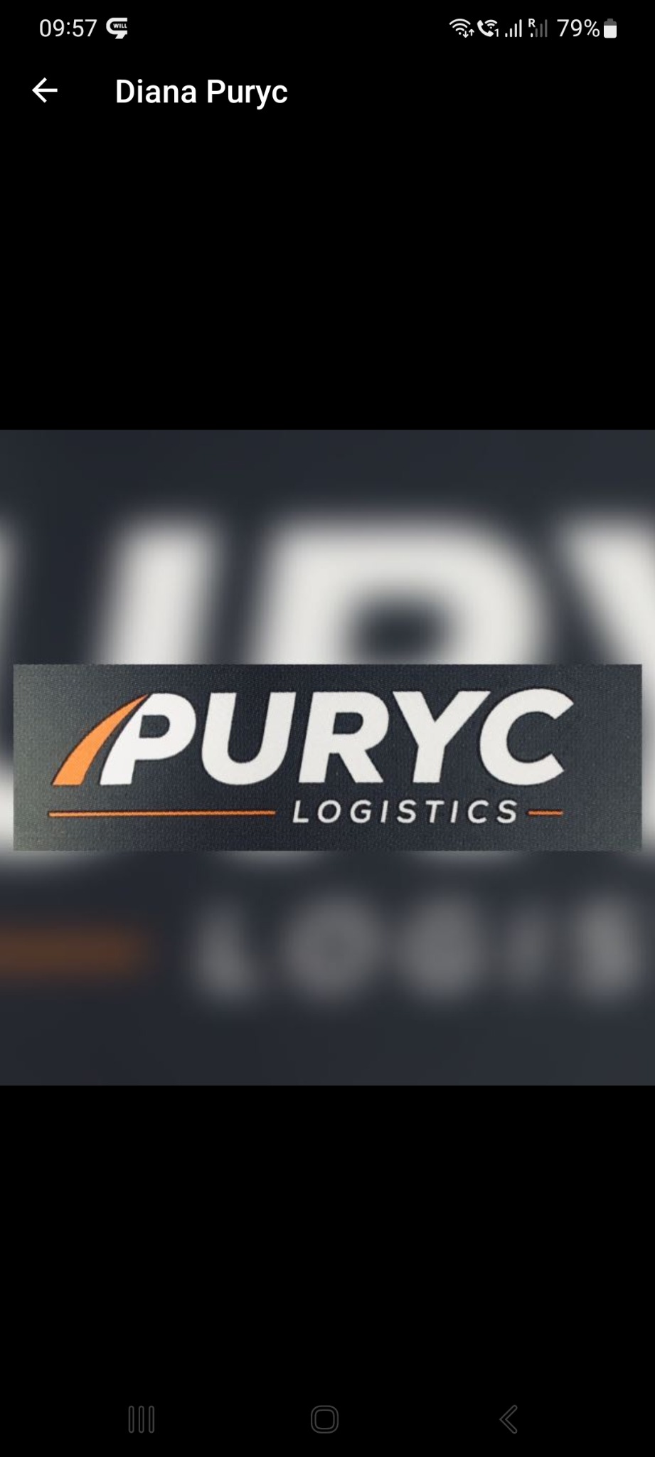 Logo firmy logistycznej Puryc Logistics na ciemnoszarym tle, z pomarańczowym akcentem nad nazwą.