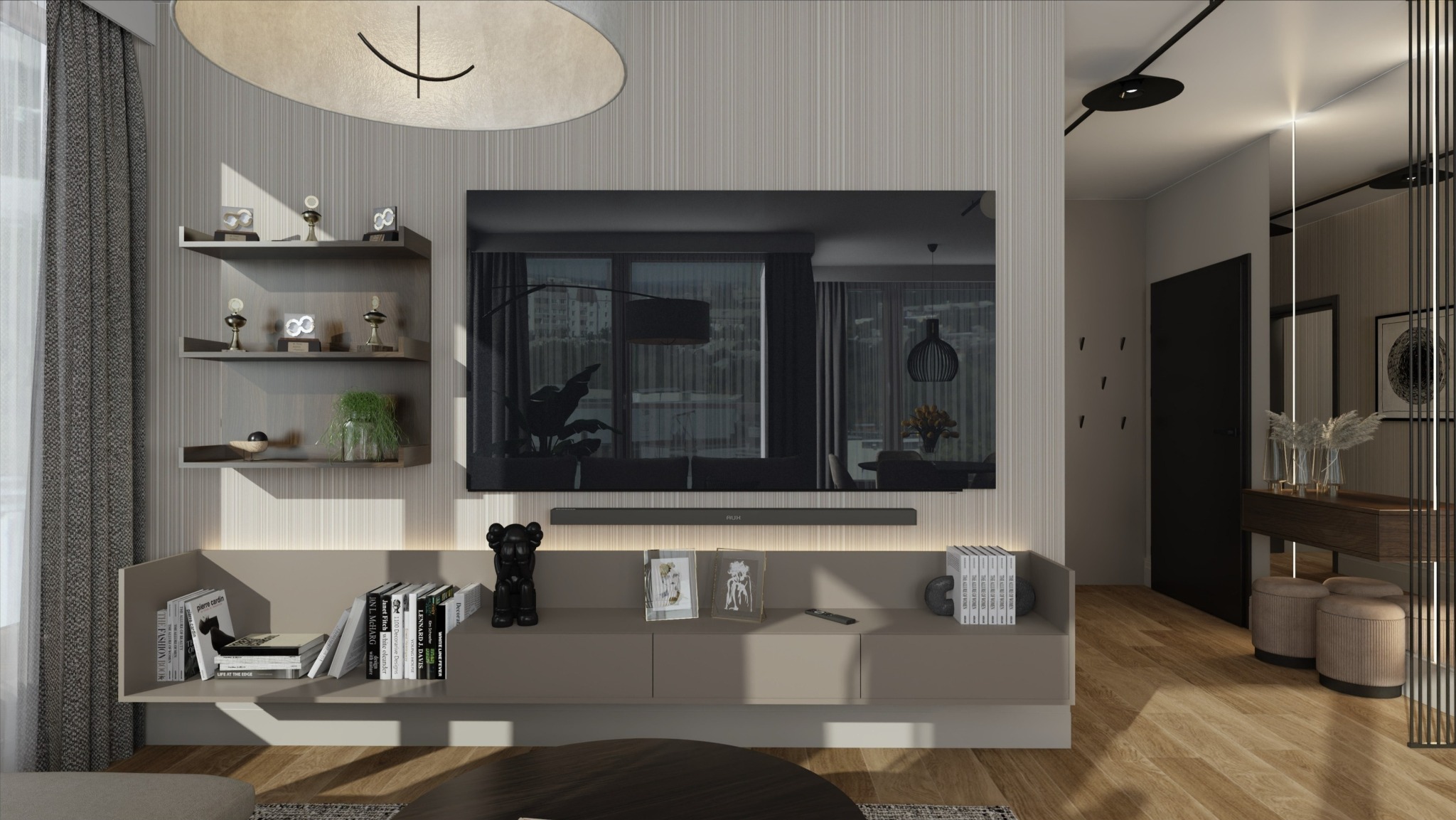 Nowoczesny salon z szarą tapetą w paski, podświetlanymi półkami z dekoracjami i książkami, duży telewizor, oraz minimalistyczne oświetlenie sufitowe. Widoczny fragment przedpokoju z pufami i konsolą.