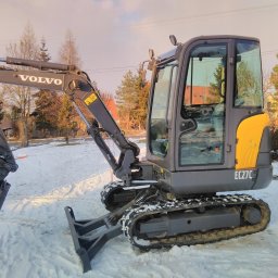 Oferóje usługi  minikoparką  VOLVO, o masie 1800kg 