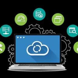 Ilustracja przedstawia laptopa z ikoną chmury i strzałkami recyklingu na ekranie, otoczonego ikonami symbolizującymi różne usługi IT, takie jak bazy danych, sieci komputerowe, programowanie...