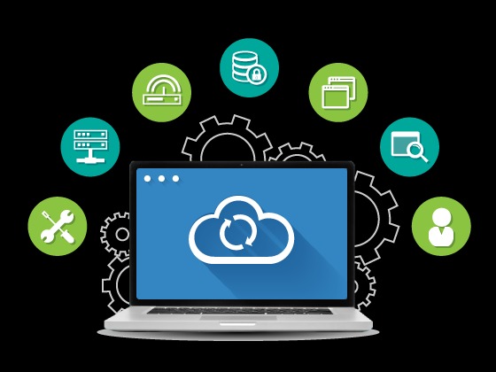 Ilustracja przedstawia laptopa z ikoną chmury i strzałkami recyklingu na ekranie, otoczonego ikonami symbolizującymi różne usługi IT, takie jak bazy danych, sieci komputerowe, programowanie...