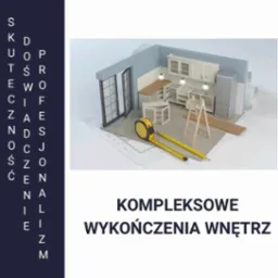 Reklama firmy Tatol Parts prezentująca wizualizację 3D projektu kuchni z białymi szafkami, drewnianym blatem, lodówką, oknem, drabiną i miarką zwiniętą na planie, podkreślająca kompleksowe...