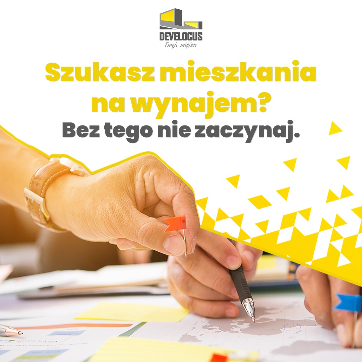 Planowanie wynajmu mieszkania: ręka wbija czerwoną pinezkę w mapę świata, obok leżą notatki i druga ręka zaznacza długopisem lokalizację, grafika z tekstem 'Szukasz mieszkania na wynajem? Bez tego...