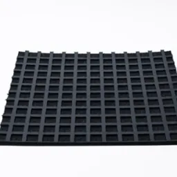 Czarna, kwadratowa podkładka z pianki o strukturze kratownicy na białym tle, potencjalnie używana jako wypełnienie ochronne lub element amortyzujący wewnątrz opakowania.