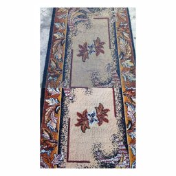 Mateusz Stenzel - Dywany z beżowym tłem i brązowymi motywami roślinnymi, widoczne różnice w czystości po zabiegu czyszczenia.