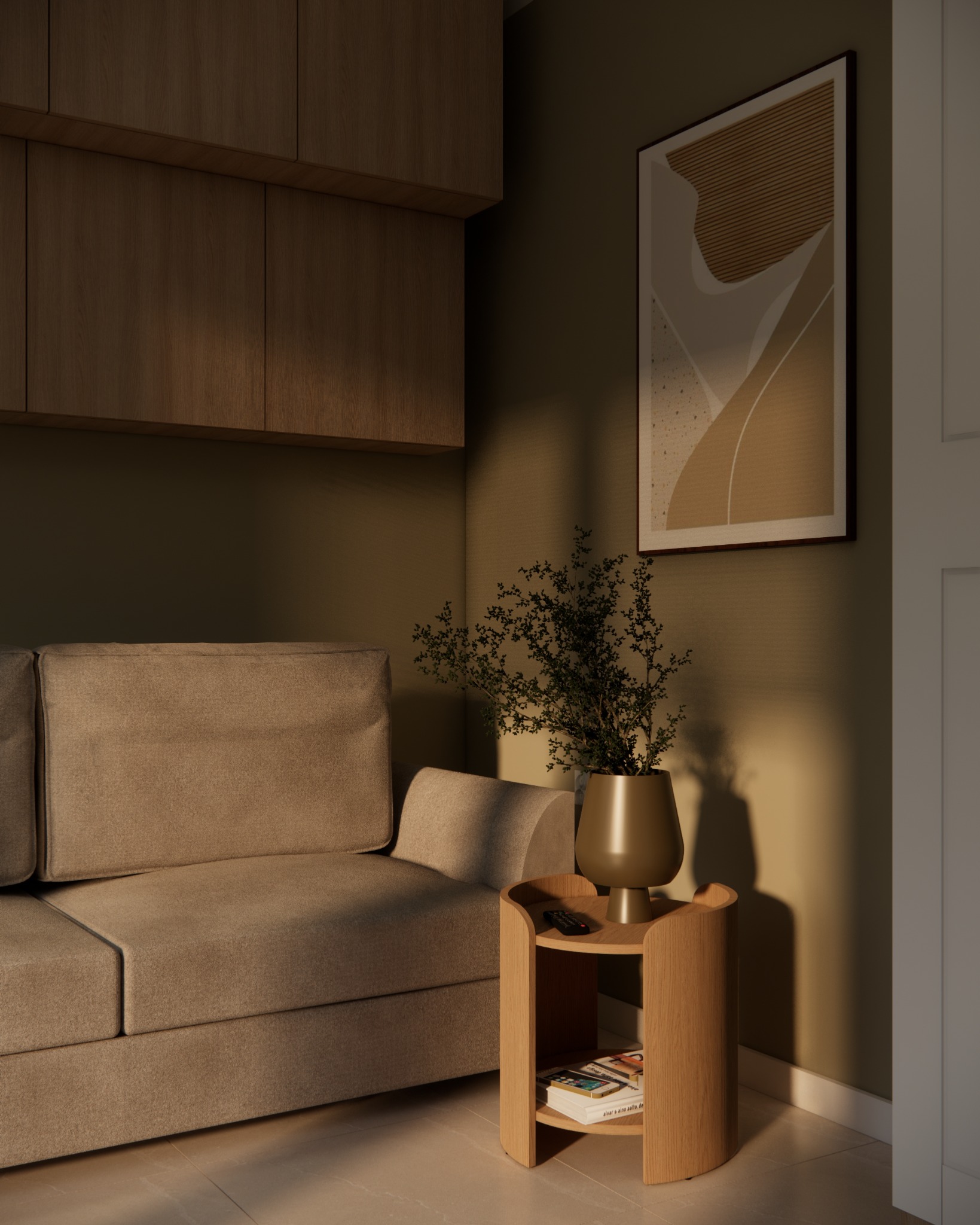 Beżowa sofa z drewnianą szafką wiszącą, stolikiem nocnym z rośliną w doniczce i abstrakcyjnym obrazem na ścianie w minimalistycznym wnętrzu oświetlonym popołudniowym światłem.