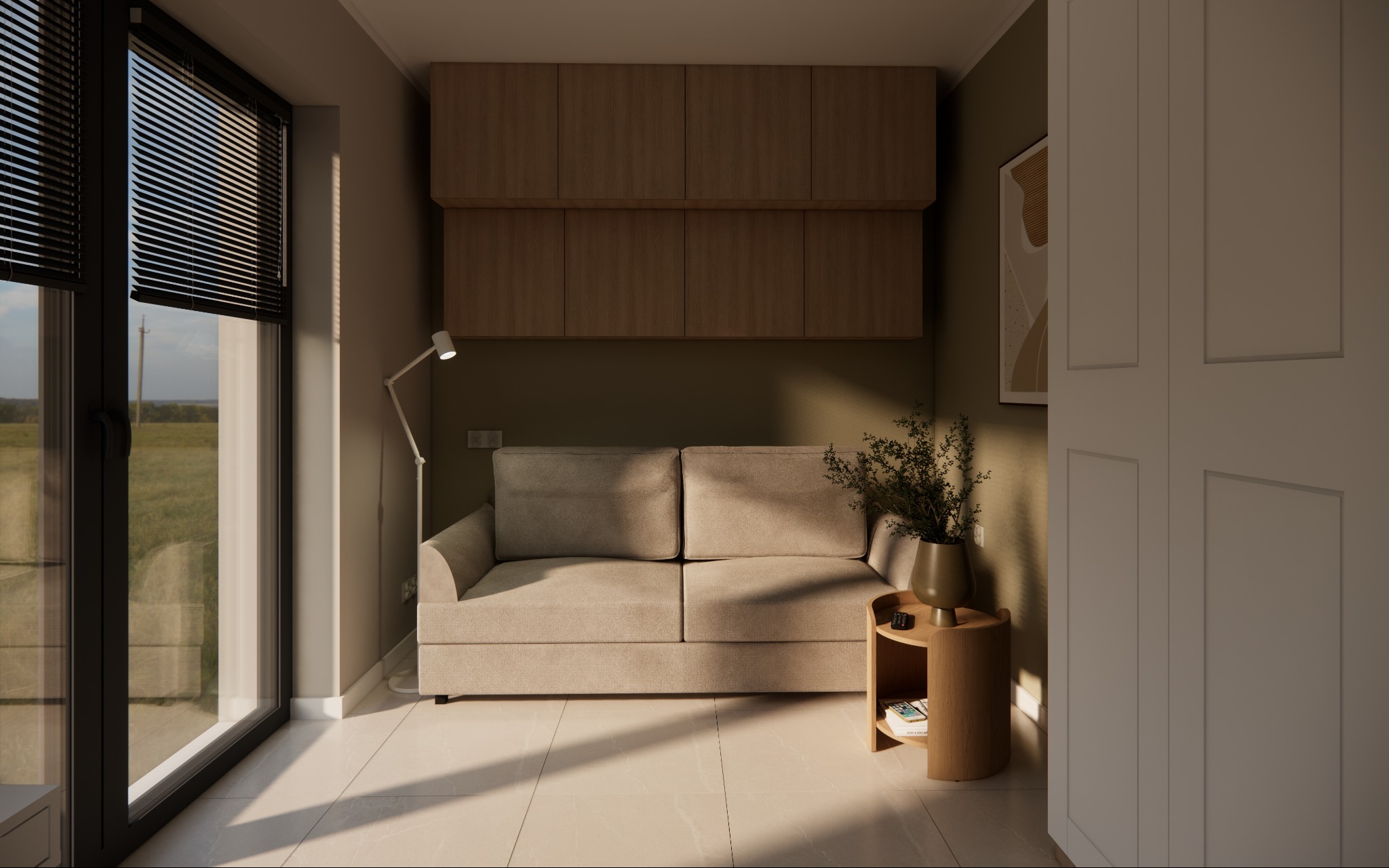 Wnętrze pokoju dziennego z beżową sofą, drewnianymi szafkami wiszącymi, stolikiem pomocniczym z wazonem i książkami, oświetlone światłem dziennym wpadającym przez okno z żaluzjami.