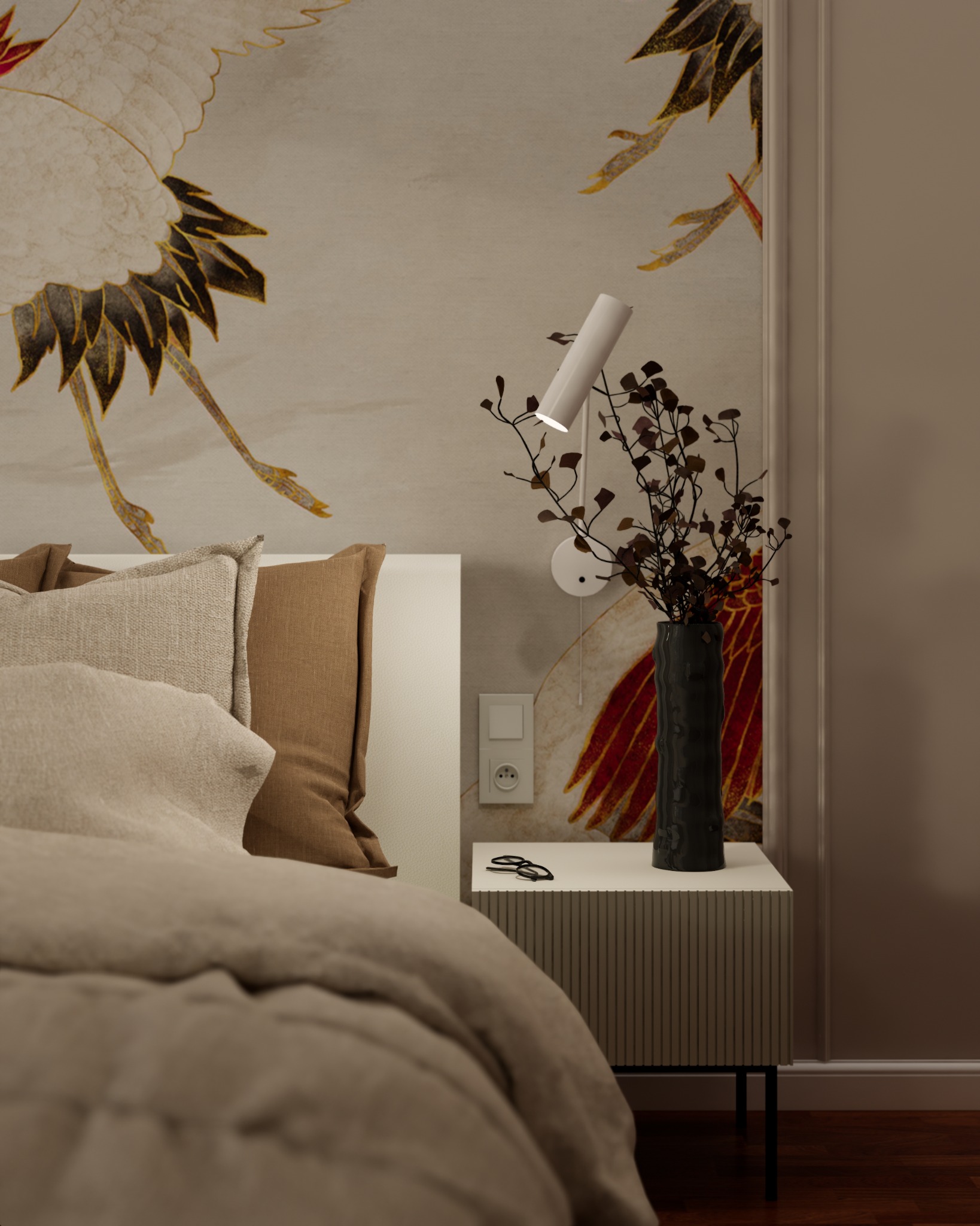 Sypialnia w stonowanych beżach z tapetą w motywy żurawi, lampką nocną i wazonem z suchymi gałązkami na szafce nocnej, okulary leżą na blacie.