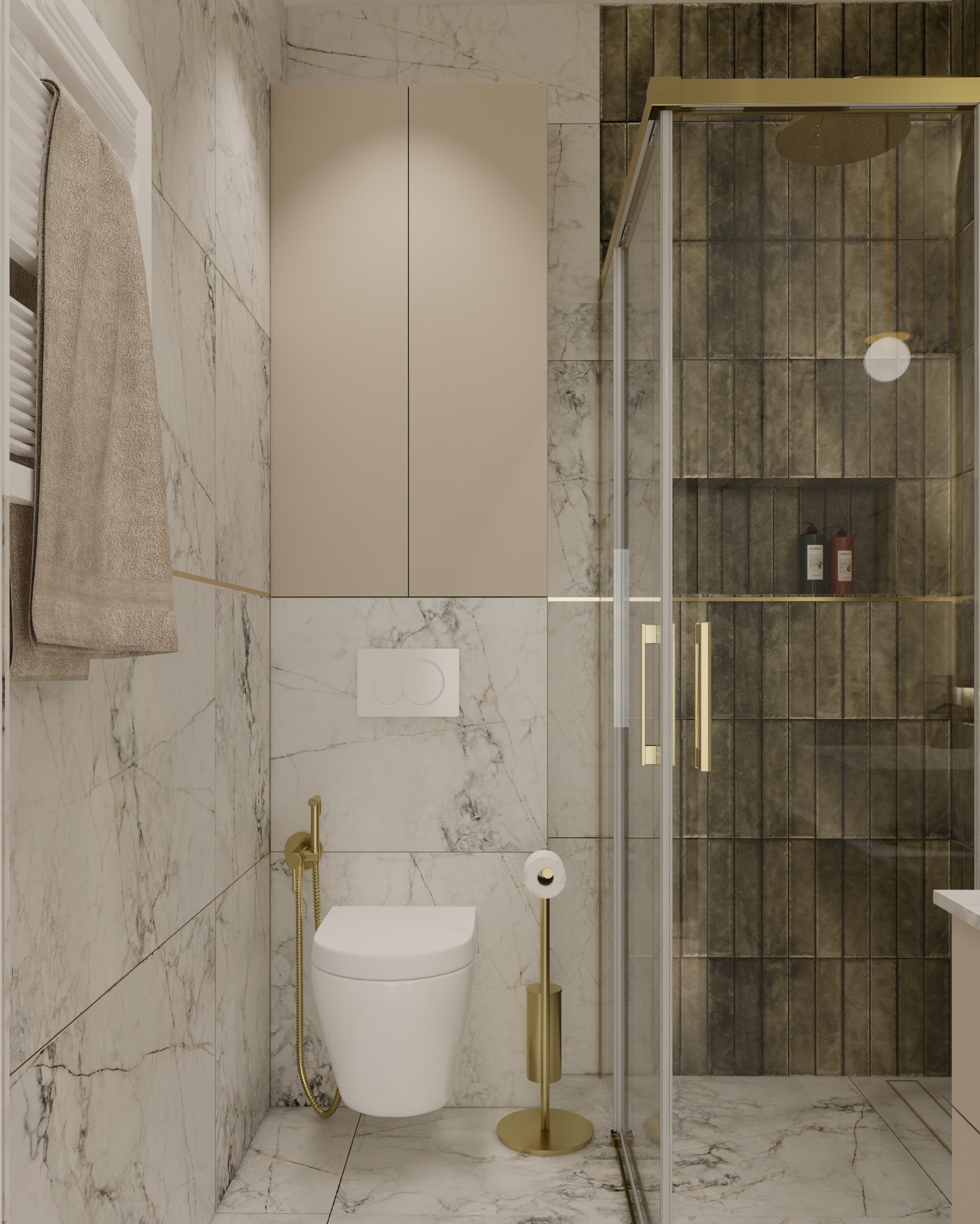 Nowoczesna łazienka z marmurowymi ścianami, kabiną prysznicową z deszczownicą, podwieszaną toaletą z bidetką i złotymi akcentami.