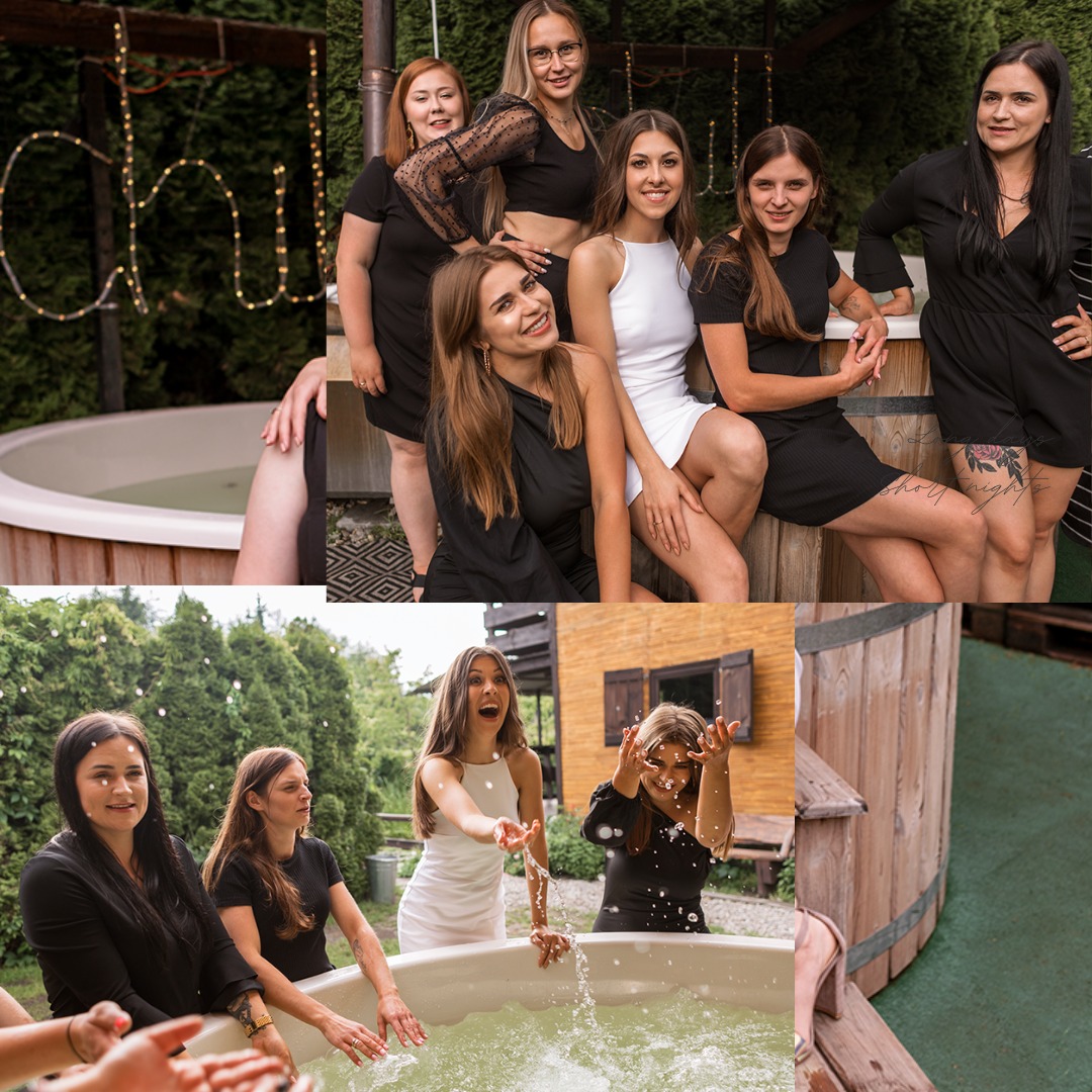 Grupowe zdjęcie sześciu uśmiechniętych kobiet w czarnych i białych sukienkach pozujących przy drewnianej balii z wodą, część z nich w balii, oświetlenie dekoracyjne w tle.