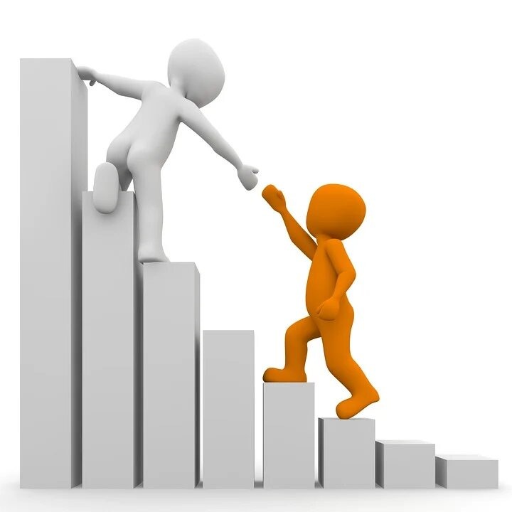 Graficzna reprezentacja: Biała postać pomaga pomarańczowej wspiąć się po słupkowym wykresie wzrostu.