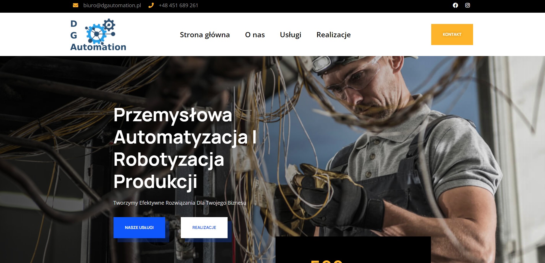 Strona internetowa firmy DG Automation z pracownikiem w okularach i lampą czołową, pracującym przy instalacji elektrycznej, z widocznymi kablami i elementami automatyki przemysłowej w tle.