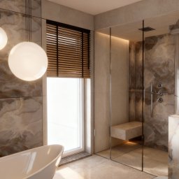 Mapi Studio Paulina Preś - Luksusowa łazienka z marmurowymi ścianami, kabiną prysznicową ze szklaną ścianą, wolnostojącą wanną i okrągłymi lampami wiszącymi. Żaluzje drewniane w oknie.