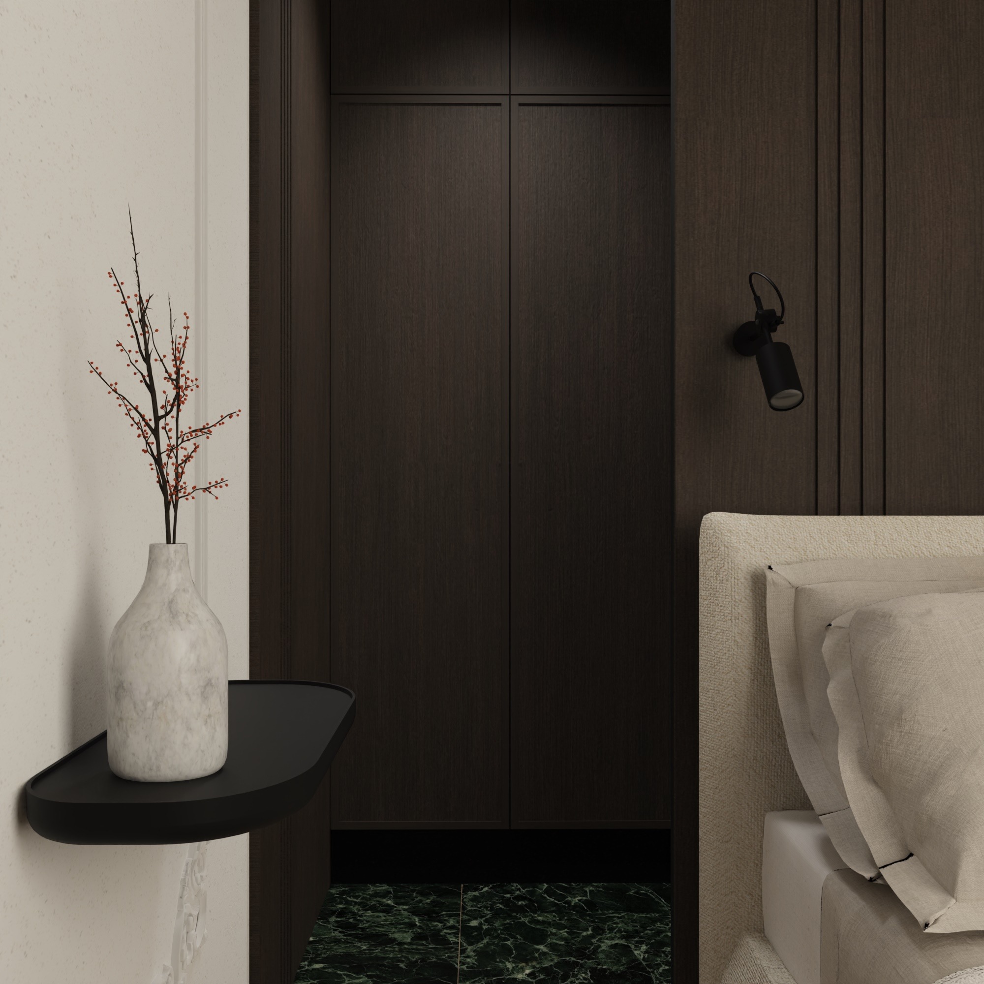 Minimalistyczna sypialnia z ciemnymi drewnianymi panelami, marmurową podłogą i beżowym zagłówkiem łóżka. Na czarnej półce przy ścianie stoi marmurowy wazon z gałązkami z czerwonymi owocami.
