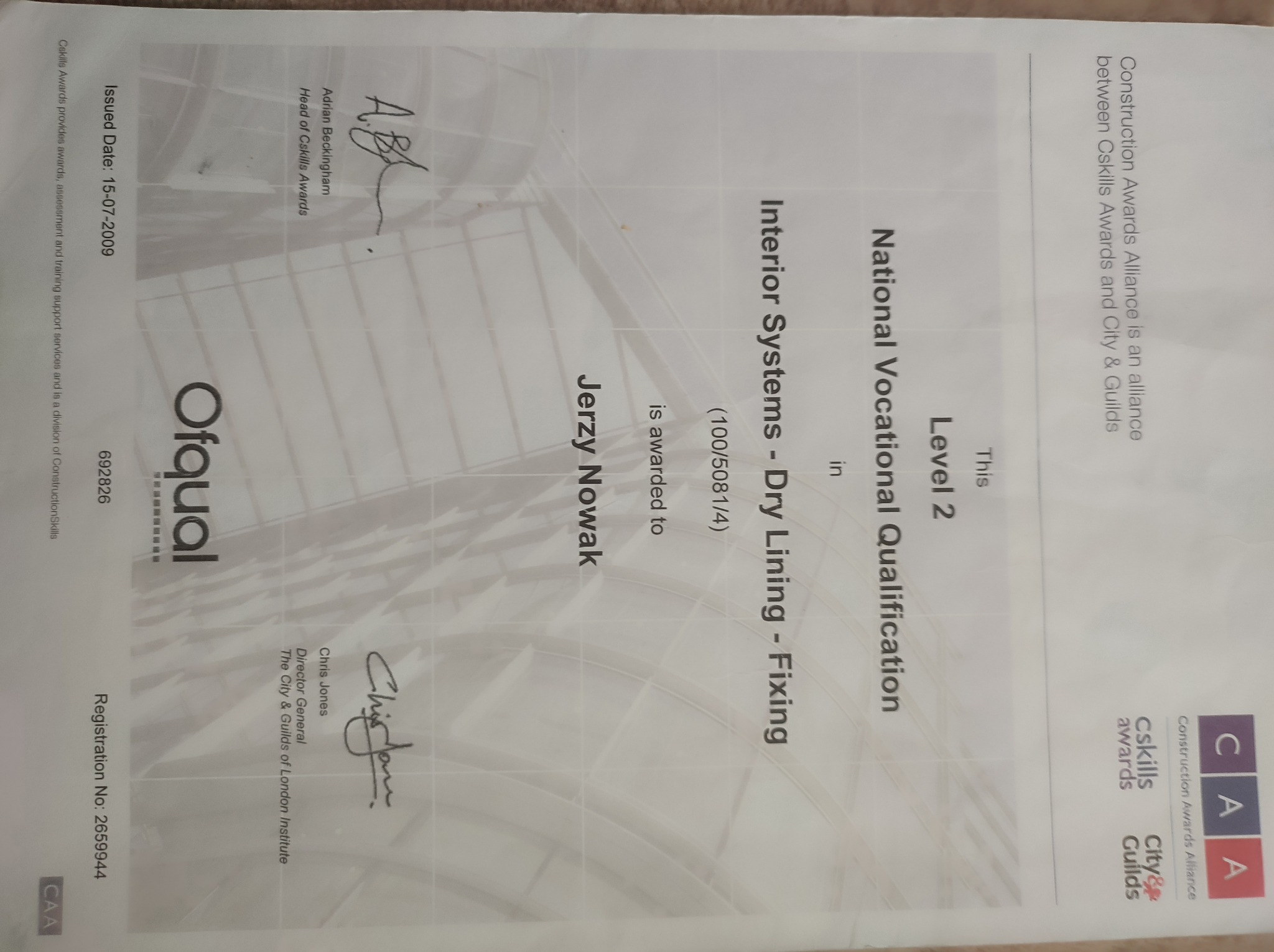 Skan certyfikatu National Vocational Qualification Level 2 w zakresie systemów wewnętrznych - suchej zabudowy - mocowania, przyznanego Jerzemu Nowakowi przez Construction Awards Alliance, Cskills...