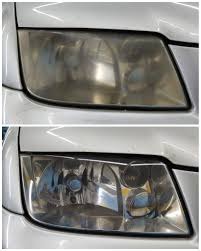 Reflektor samochodowy przed i po czyszczeniu w Lublinie, widoczna znacząca poprawa przejrzystości.