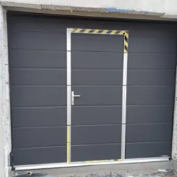 brama segmentowa z drzwiami w kolorze antracyt