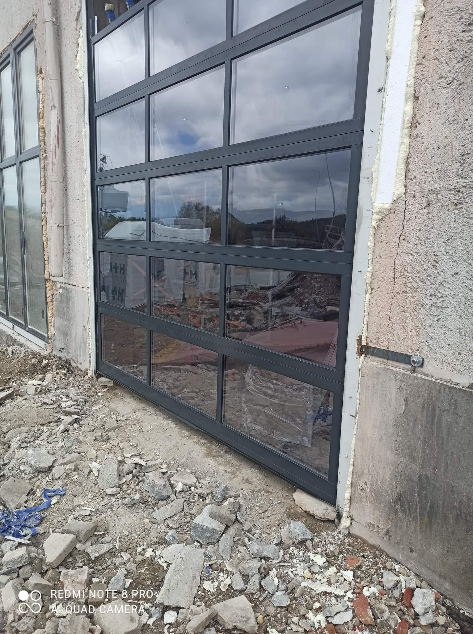 brama przemysłowa z elementami alu w kolorze antracyt