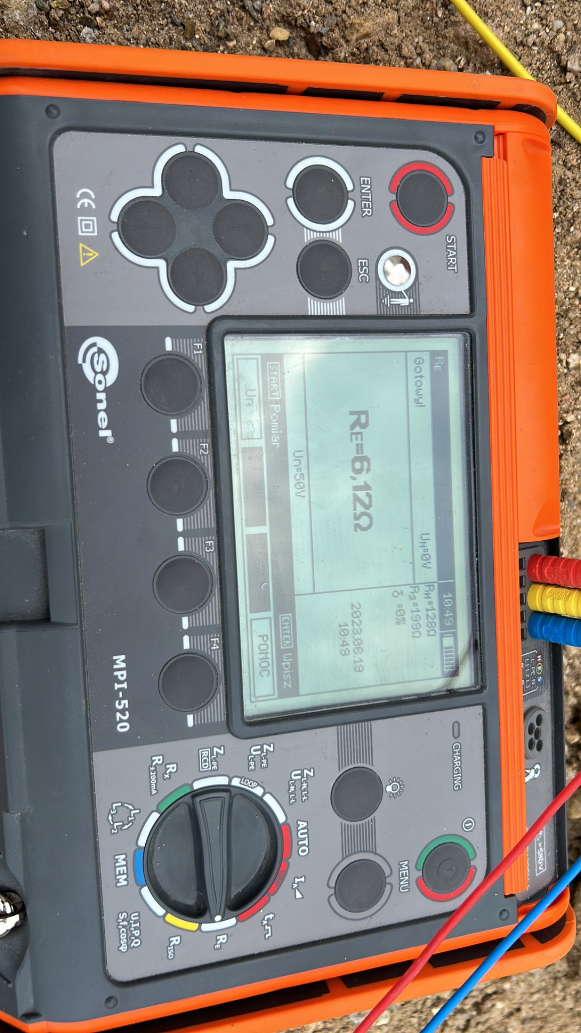 Miernik Sonel MPI-520 z podłączonymi przewodami, wskazujący rezystancję 6,122 Ω, używany podczas pomiarów instalacji elektrycznej w Jeleniej Górze.