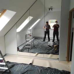 OL-BUD Oleksiak Bogusław - Szafa wbudowana pod skosem z lustrami.