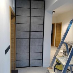 OL-BUD Oleksiak Bogusław - Zabudowana wnęka z drzwiami przesuwnymi.