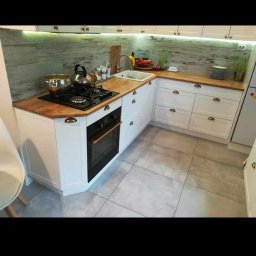 OL-BUD Oleksiak Bogusław - Kuchnia z frontami lakierowanymi i blatem drewnianym lakierowanym.