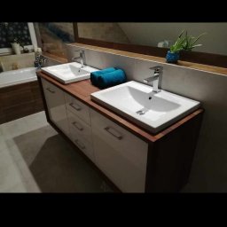 Łazienka - fronty lakierowane, blat i boki drewniane olejowane.