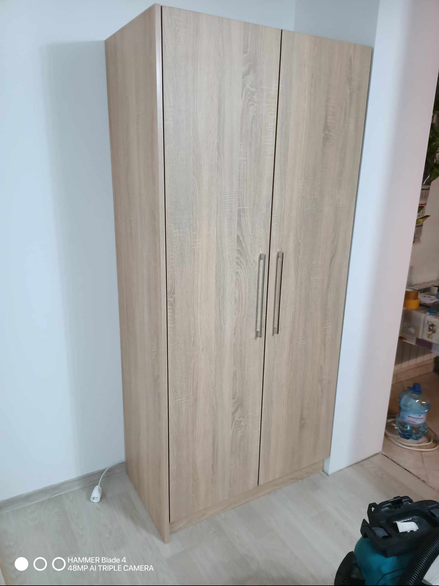 Szafa wolnostojąca.