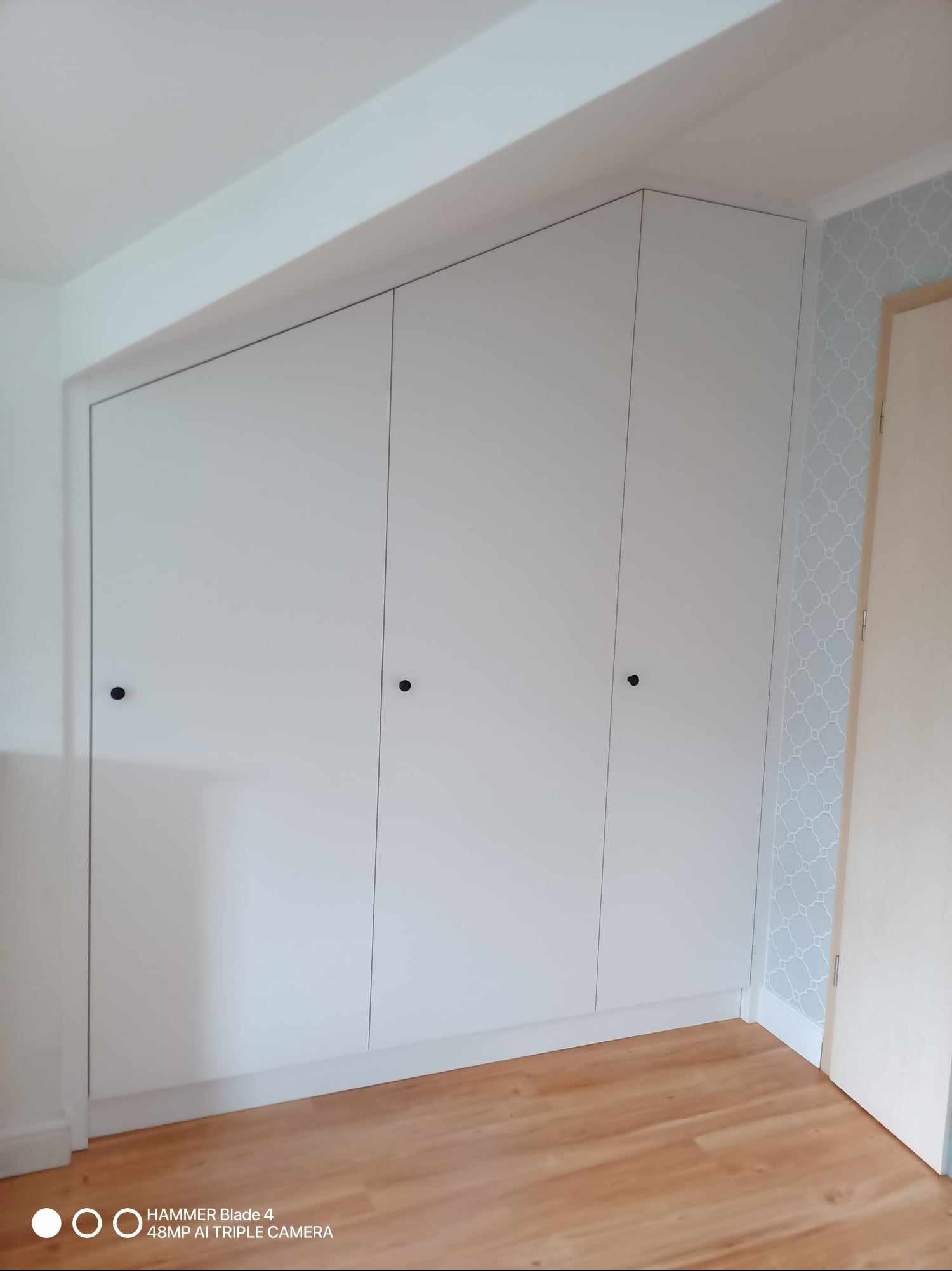 Szafa wbudowana pod skosem.