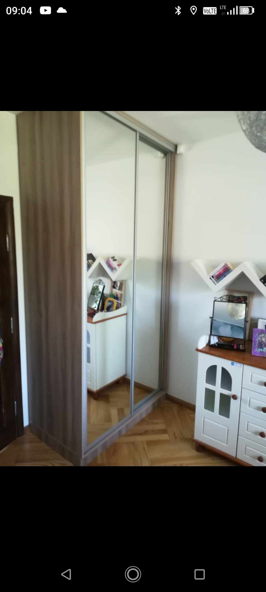 Szafa wolnostojąca z lustrem.