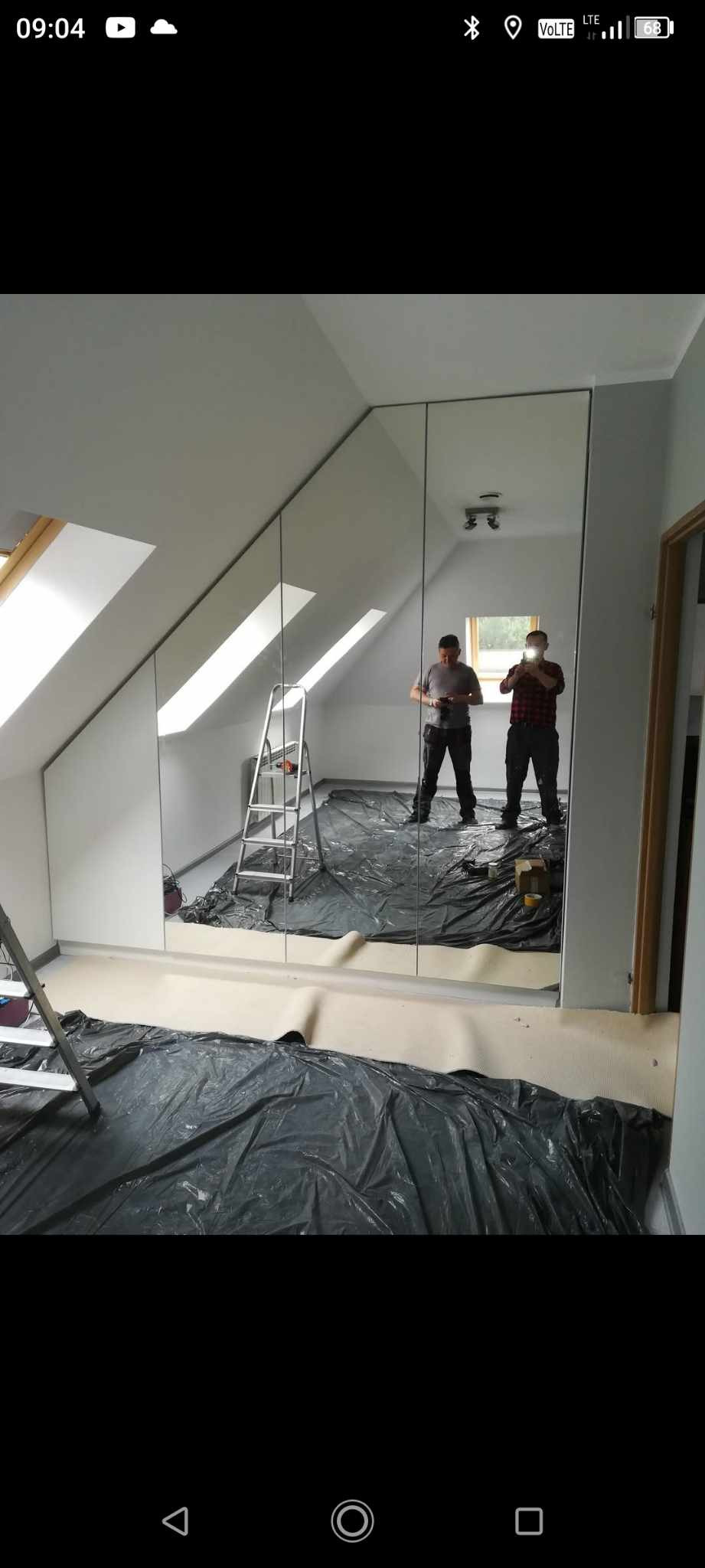 Szafa wbudowana pod skosem z lustrami.