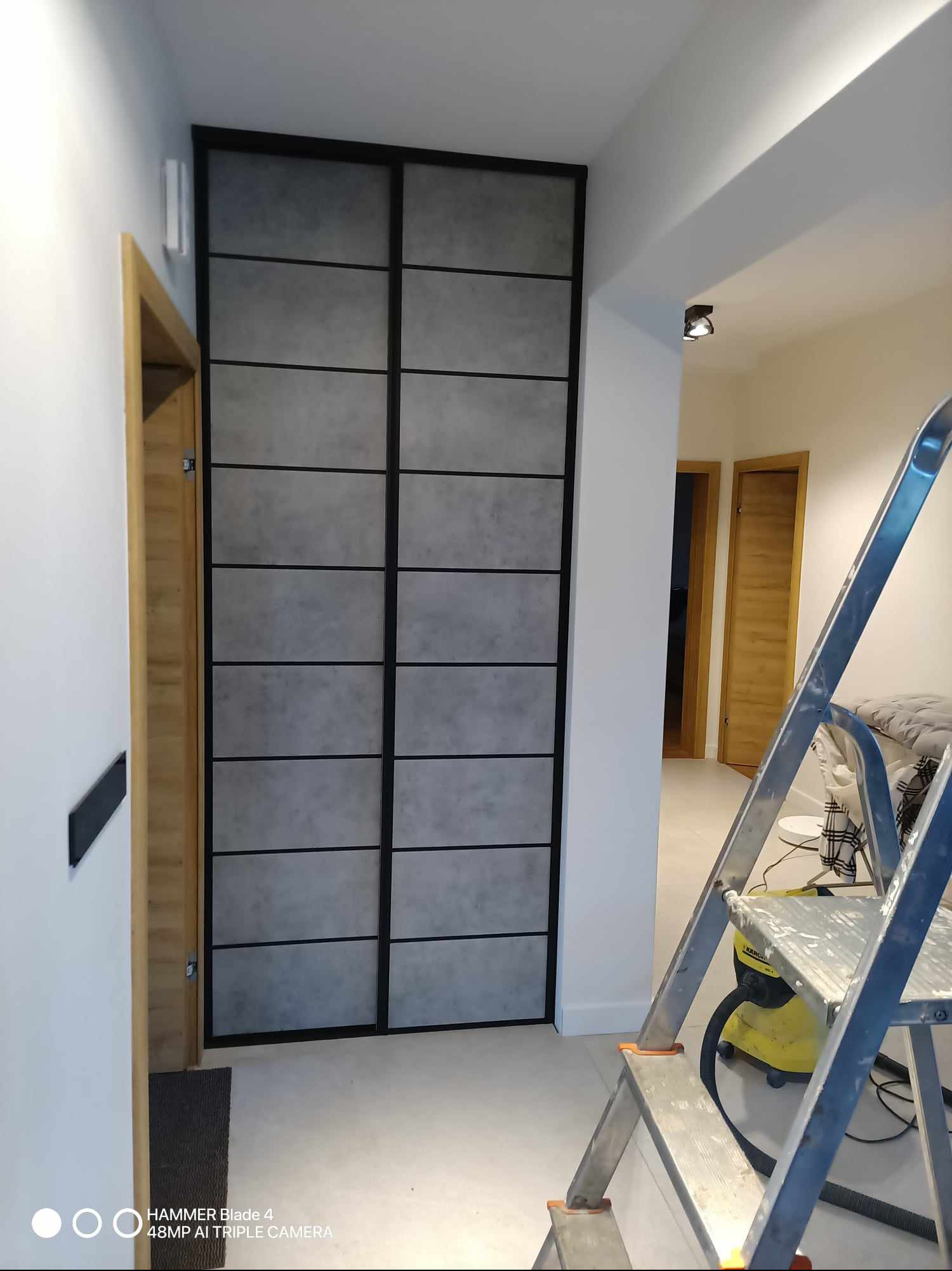 Zabudowana wnęka z drzwiami przesuwnymi.