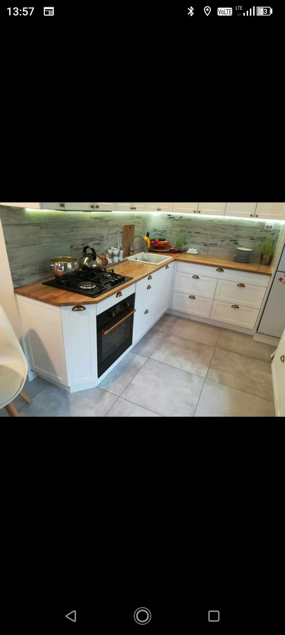 Kuchnia z frontami lakierowanymi i blatem drewnianym lakierowanym.