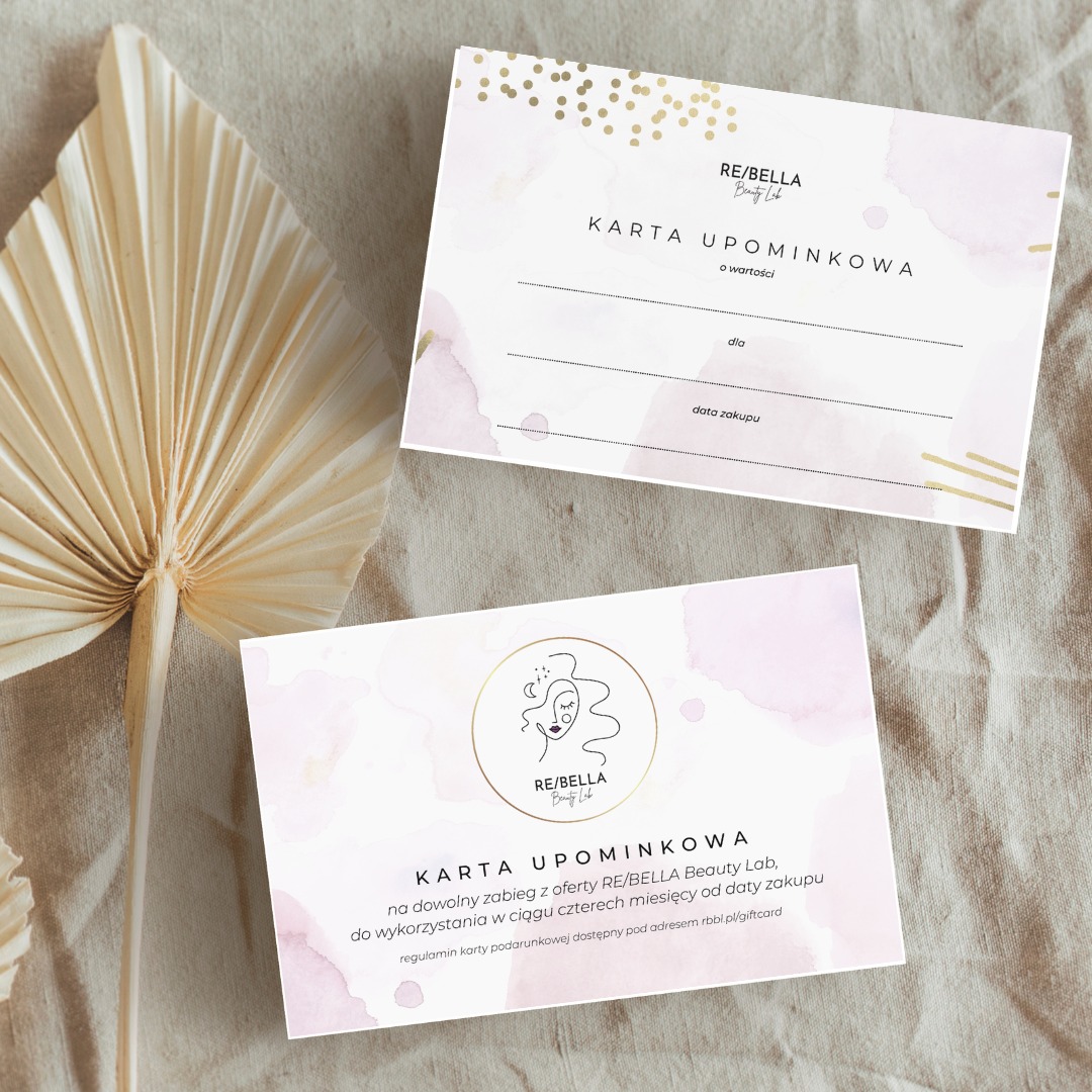 Dwie karty podarunkowe RE/BELLA Beauty Lab na beżowym tle z suszoną palmą, jedna z miejscem na wpisanie wartości, odbiorcy i daty zakupu, druga z logo i informacją o możliwości wykorzystania...