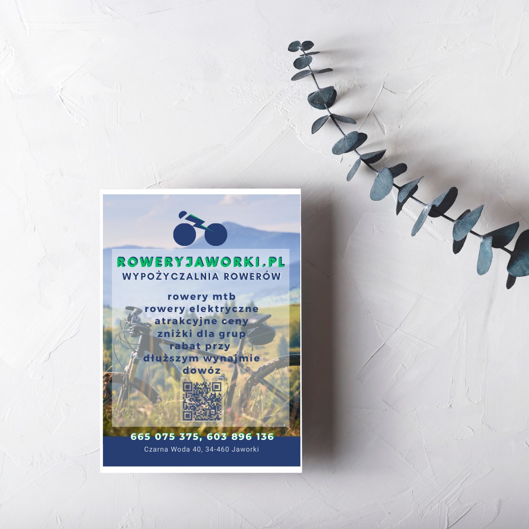 Ulotka reklamowa wypożyczalni rowerów górskich i elektrycznych, z widocznymi rowerami w tle, umieszczona na białym, teksturowanym tle obok gałązki eukaliptusa.