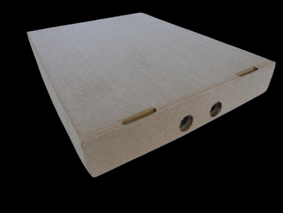 Kartonowe pudełko z otworami wentylacyjnymi, widoczne z perspektywy, na czarnym tle. Brązowa tektura, zamknięte wieko, detale konstrukcyjne.