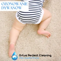 Dziecięce nóżki na beżowym dywanie z krótkim włosiem, widoczny fragment ubranka w czarno-białe paski oraz logo firmy czyszczącej dywany.