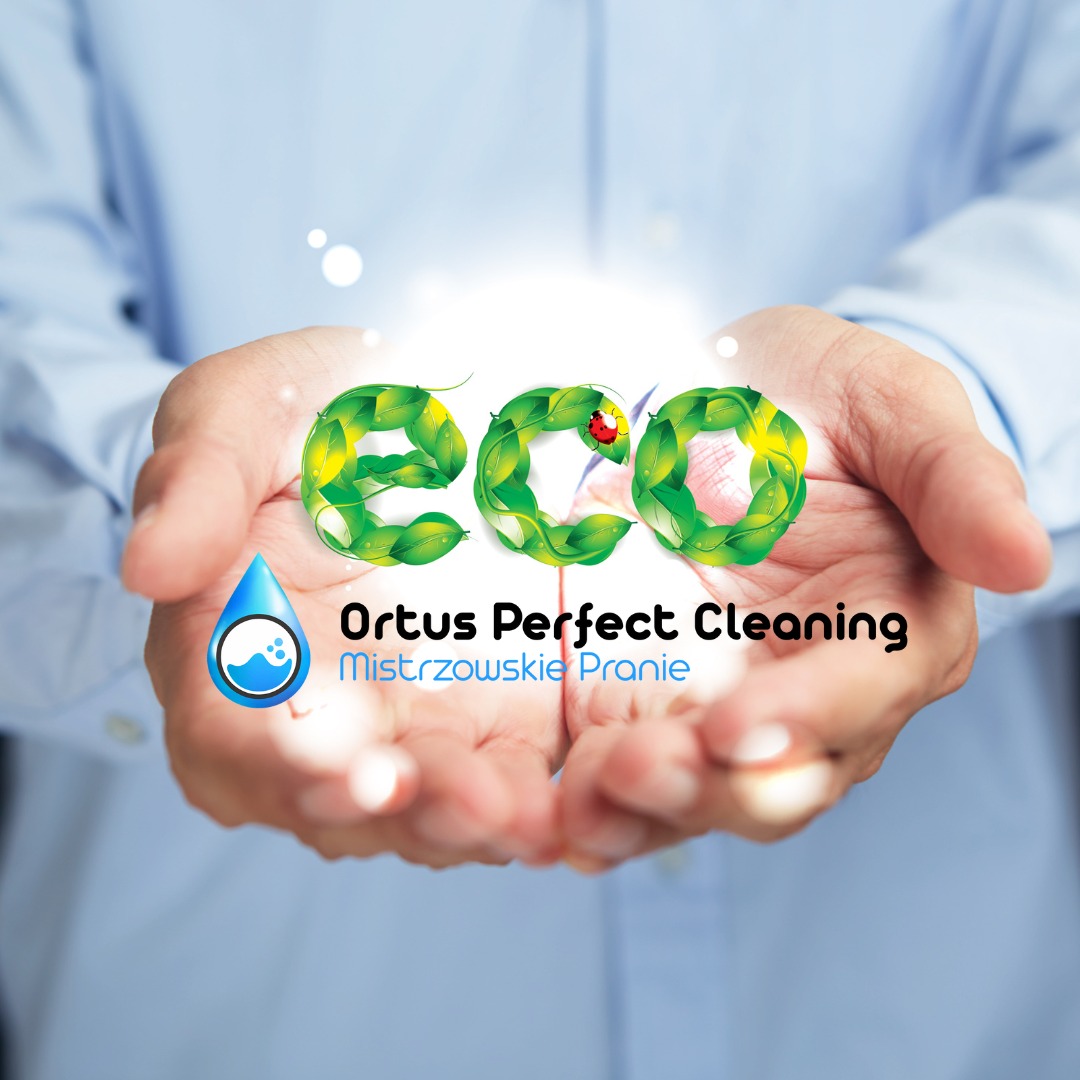 Dłonie podtrzymujące logo firmy Ortus Perfect Cleaning z napisem ECO ułożonym z zielonych liści i kroplą wody, symbolizujące ekologiczne podejście do czyszczenia.
