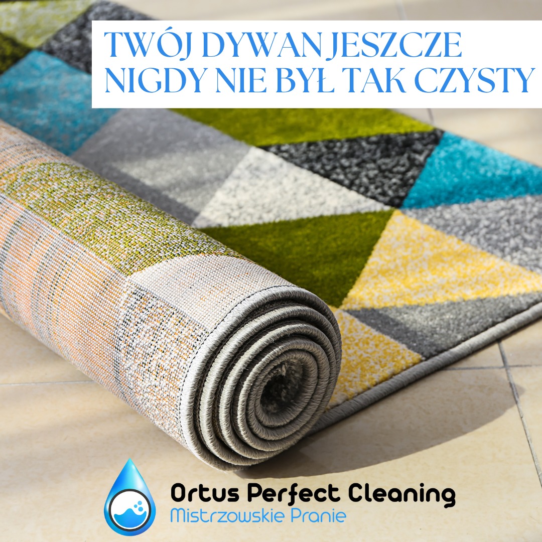 Zrolowany dywan z geometrycznym wzorem w odcieniach zieleni, żółci, szarości i błękitu, leżący na jasnej podłodze, z widocznym logo firmy sprzątającej i hasłem reklamowym.