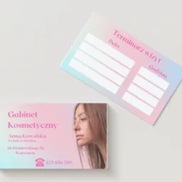 Dwie kartki: wizytówka gabinetu kosmetycznego z portretem kobiety oraz terminarz wizyt z miejscem na datę i godzinę, gradient w odcieniach różu i błękitu.