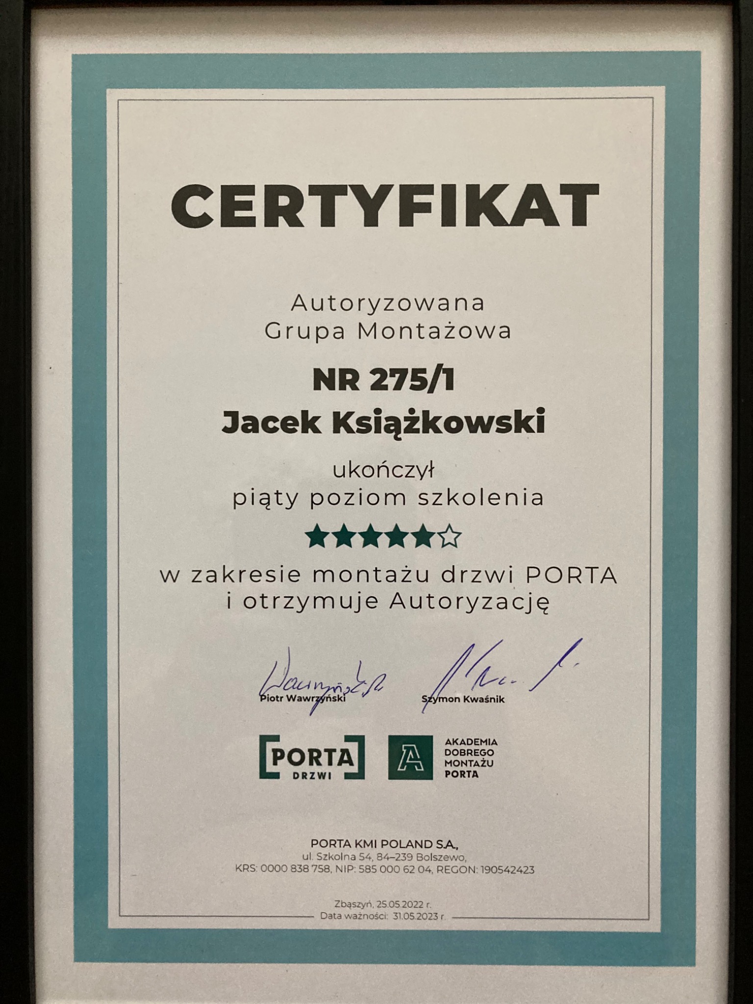 Certyfikat autoryzacji montażu drzwi Porta dla Jacka Książkowskiego, numer 275/1, podpisany przez Piotra Wawrzyńskiego i Szymona Kwaśnika.