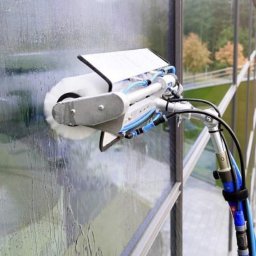 Mycie fasad szklanych metoda demineralizowanej wody.