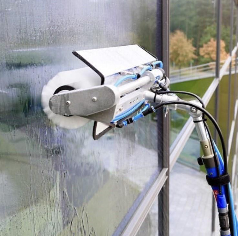 Mycie fasad szklanych metoda demineralizowanej wody.