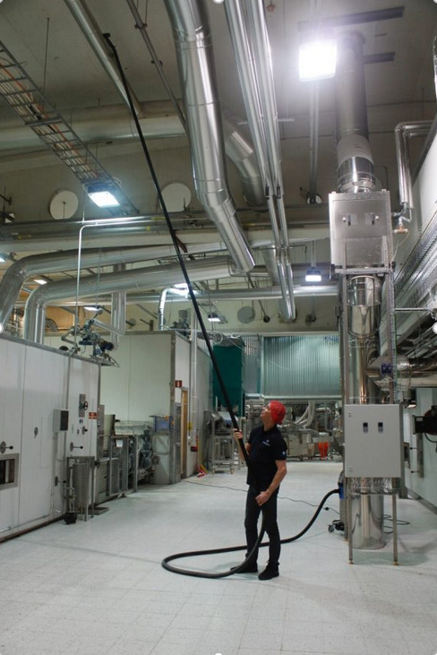 Odkurzanie trudno dostępnych, urządzeniami z Atexem przeznaczonych do miejsc w strefach zagrożenia wybuchem.