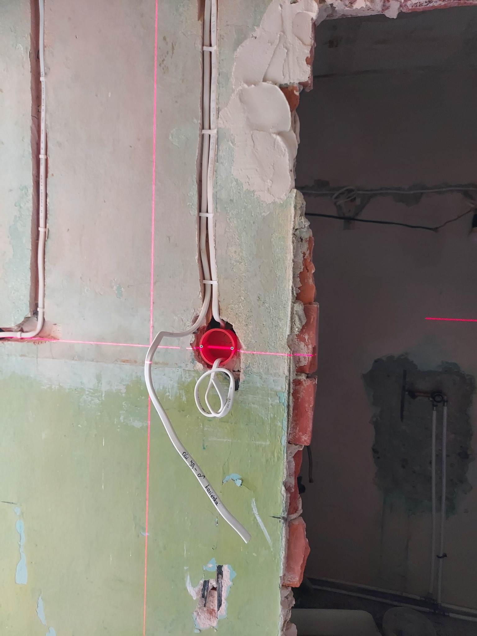 Przewody powinny być prowadzone w liniach prostych