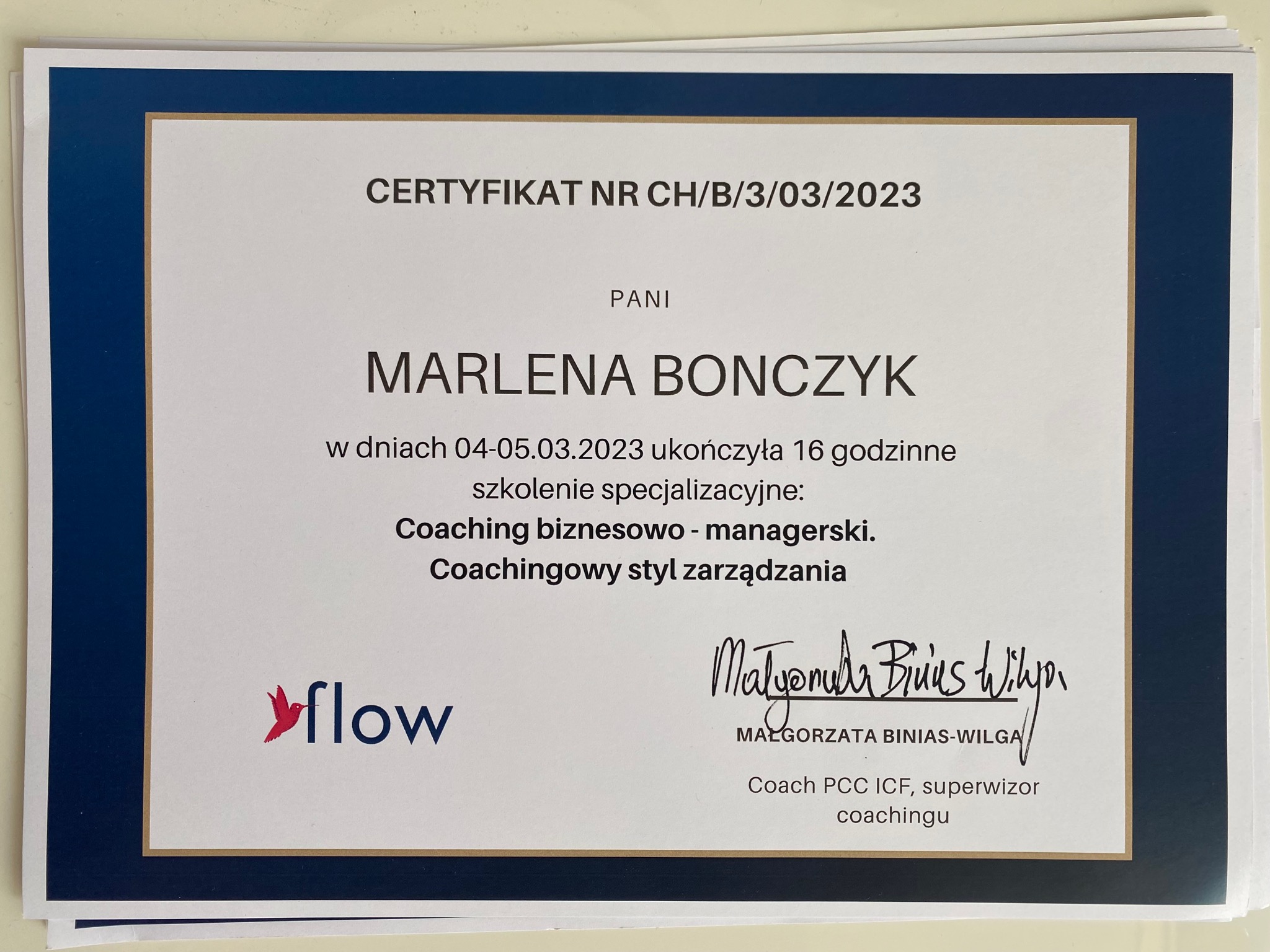 Certyfikat ukończenia szkolenia coachingowego, Coaching biznesowo-managerski, Coachingowy styl zarządzania, Marlena Bonczyk, flow logo.